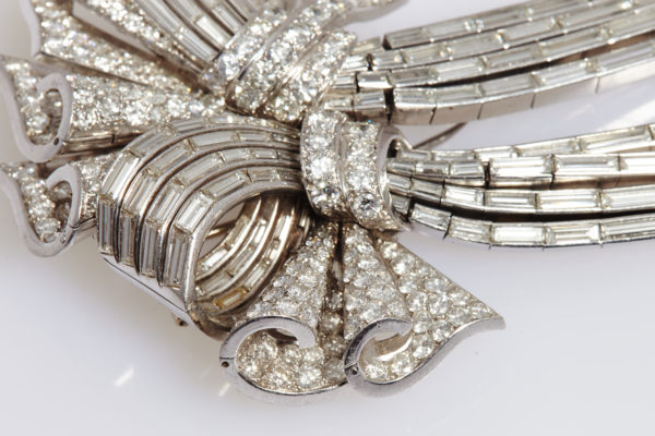Important French Bow Brooch - Image 2