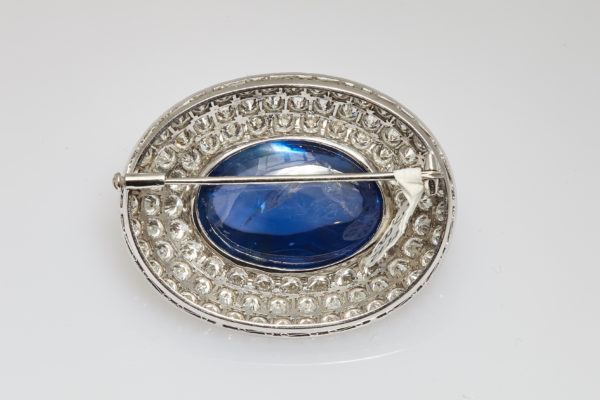 Important Cabochon Sapphire and Diamond Brooch - Image 2