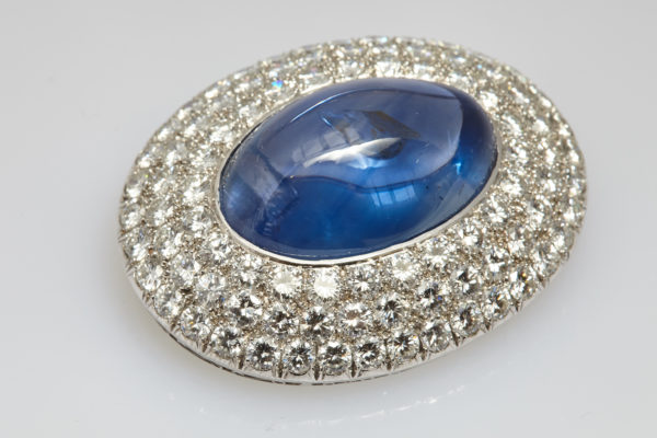 Important Cabochon Sapphire and Diamond Brooch - Image 3