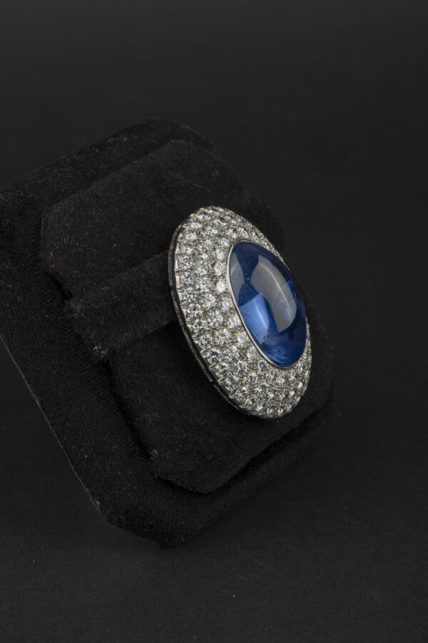 Important Cabochon Sapphire and Diamond Brooch - Image 5