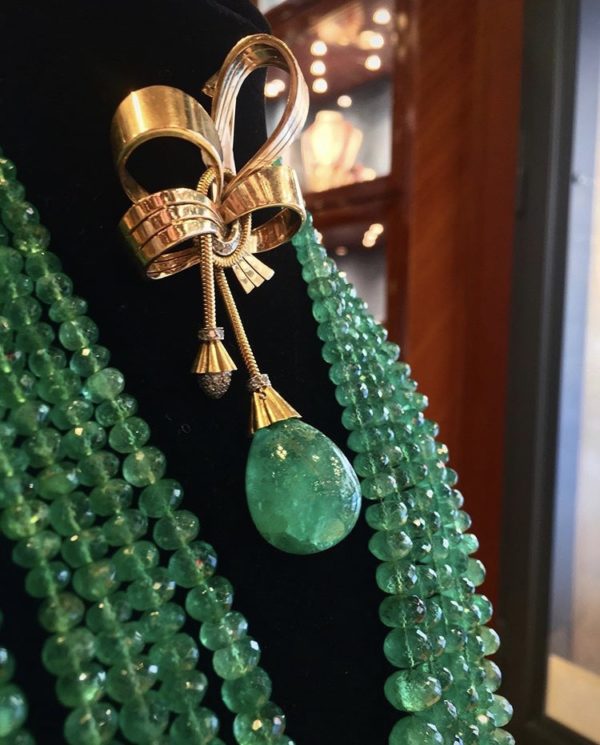 Retro Dangling Emerald Gold Brooch - Image 2