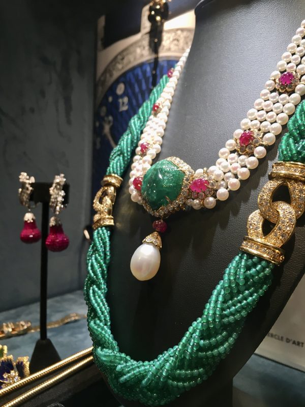 Van Cleef Chrysoprase, Diamond and Gold Necklace - Image 5