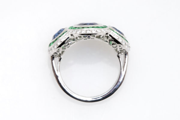 A Sapphire, Emerald and Diamond Ring - Image 4