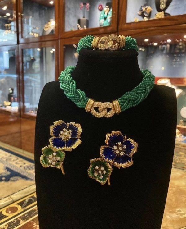 Van Cleef Chrysoprase, Diamond and Gold Necklace - Image 7