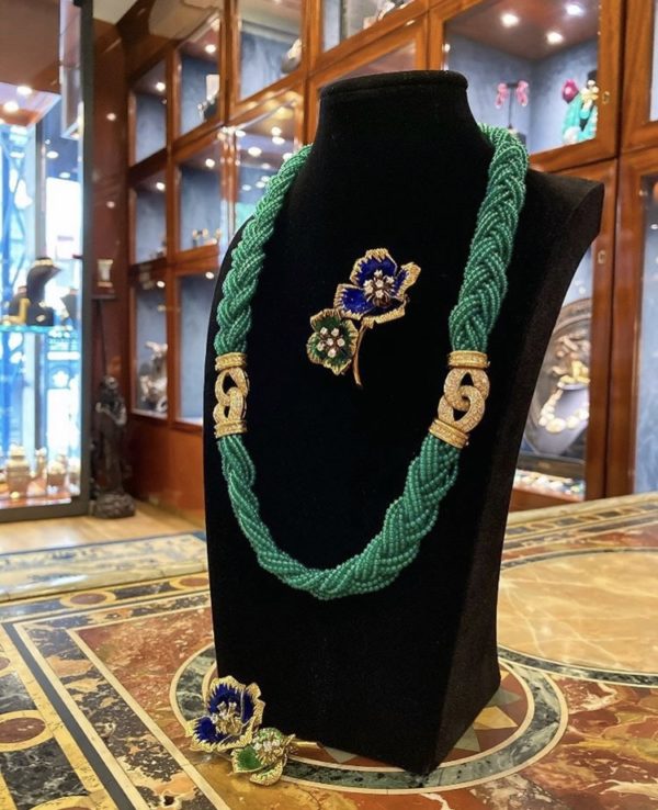 Van Cleef Chrysoprase, Diamond and Gold Necklace - Image 6
