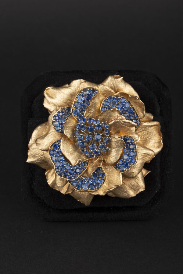 Van Cleef & Arpels Sapphire and Gold Flower Brooch - Image 2
