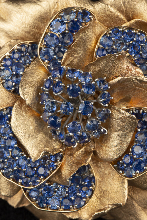 Van Cleef & Arpels Sapphire and Gold Flower Brooch - Image 3