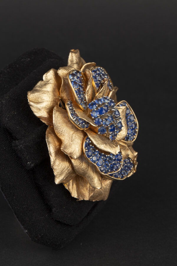 Van Cleef & Arpels Sapphire and Gold Flower Brooch - Image 4