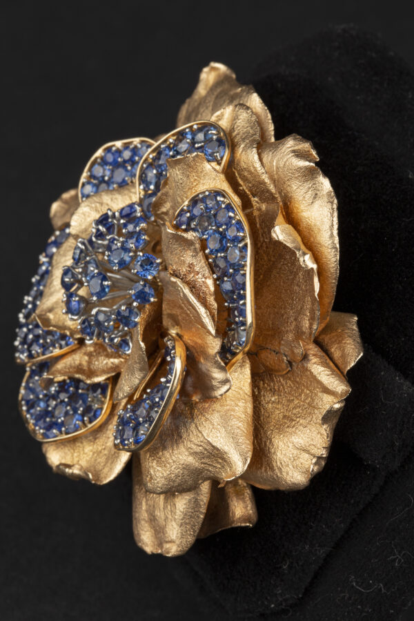 Van Cleef & Arpels Sapphire and Gold Flower Brooch - Image 5