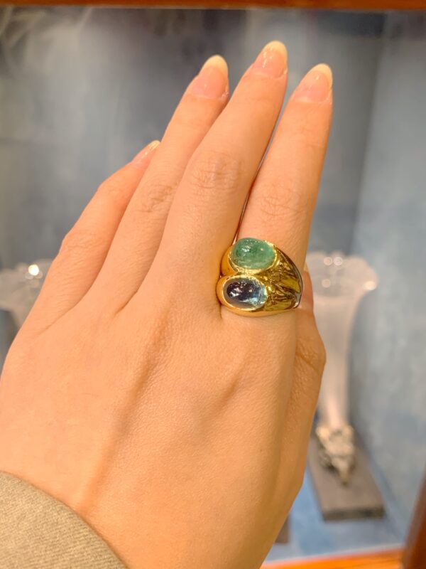 Bulgari Gold Ring with Cabochon Sapphire and Emerald - Image 5