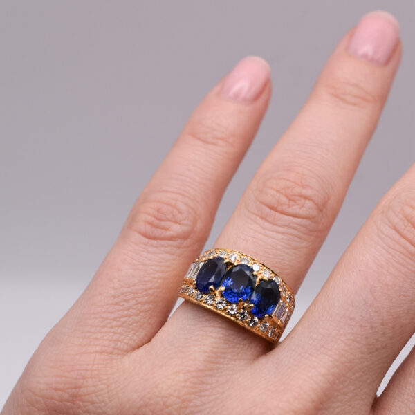 Bulgari Sapphire and Diamond Gold Ring - Image 4