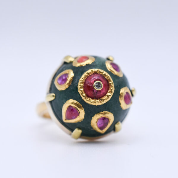 Indian Jade and Ruby Dome Ring in 18k Yellow Gold - Image 2