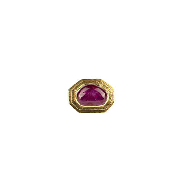 David Webb ring with heart shaped cabochon Burma ruby and hammered shank 18k gold - Image 2