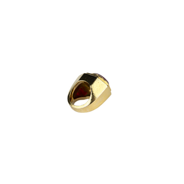 David Webb ring with heart shaped cabochon Burma ruby and hammered shank 18k gold - Image 3