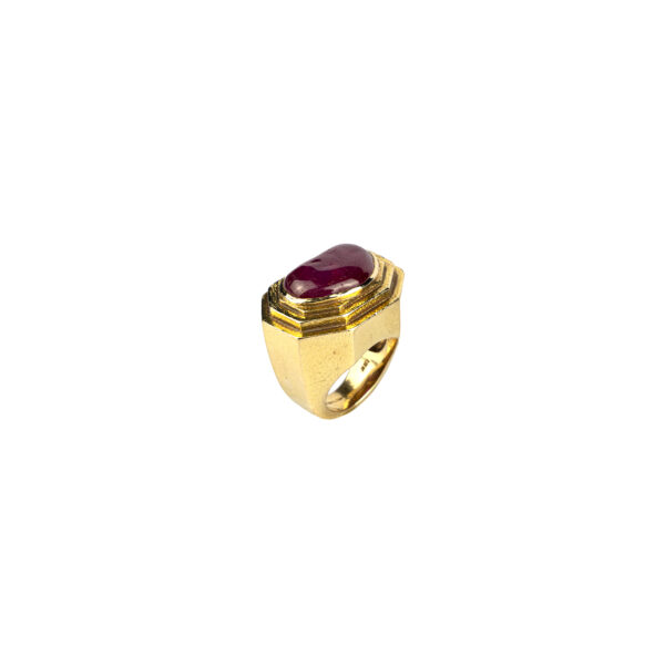 David Webb ring with heart shaped cabochon Burma ruby and hammered shank 18k gold - Image 4