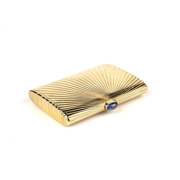 Cartier Paris Retro golden compact in 18k gold with sapphire clasp, with a sunburst pattern - Image 2