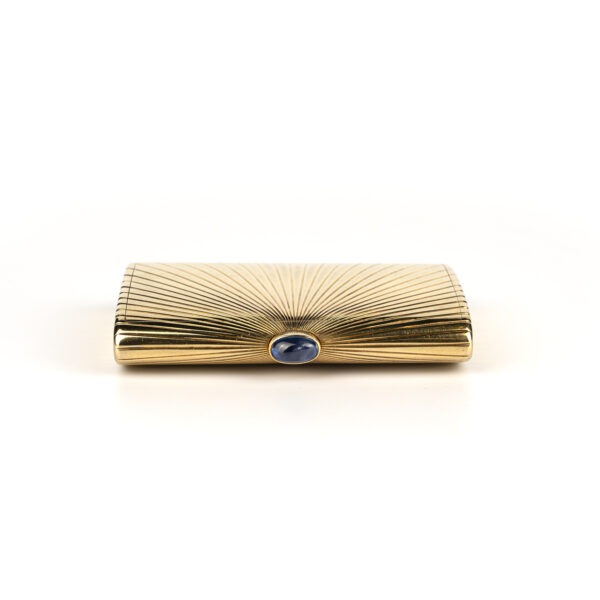Cartier Paris Retro golden compact in 18k gold with sapphire clasp, with a sunburst pattern - Image 3