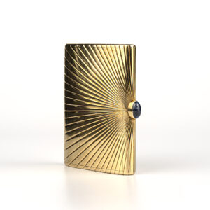 Cartier Paris Retro golden compact in 18k gold with sapphire clasp, with a sunburst pattern
