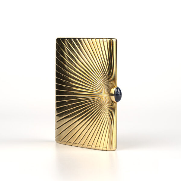Cartier Paris Retro golden compact in 18k gold with sapphire clasp, with a sunburst pattern