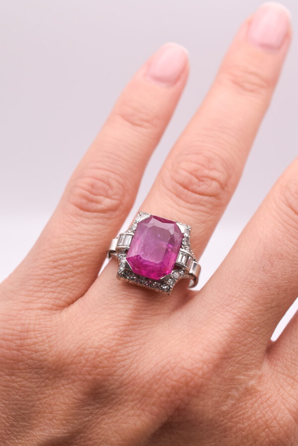 Art Deco 7.60ct Burma No Heat Ruby and Diamond Ring mounted on Platinum - Image 2