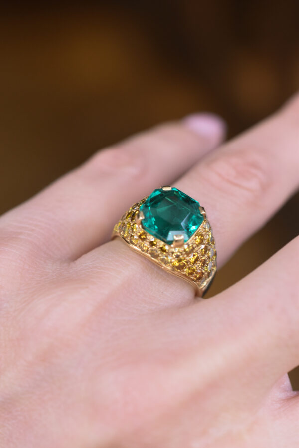 4.70ct Colombian Emerald and Fancy Yellow Diamond 18k Gold Ring - Image 3