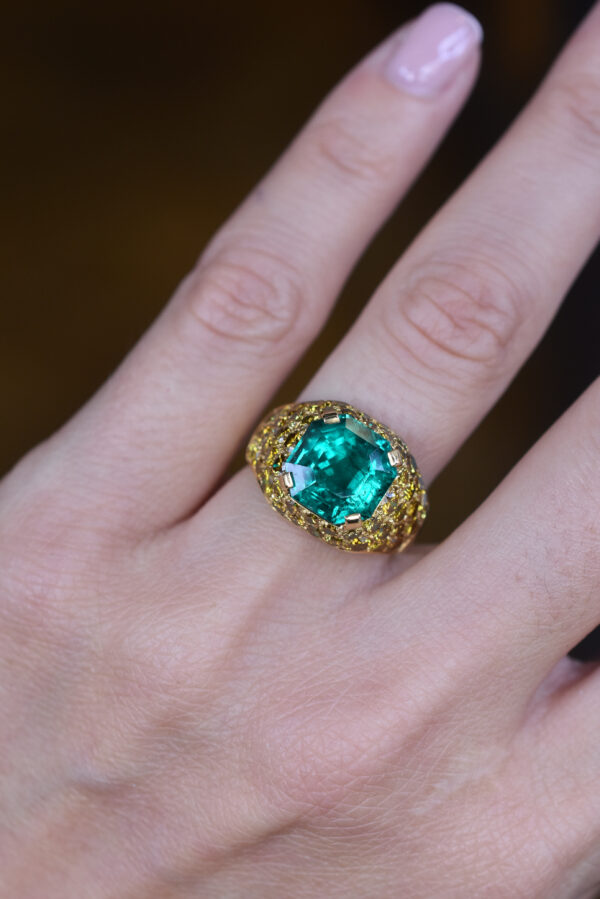 4.70ct Colombian Emerald and Fancy Yellow Diamond 18k Gold Ring - Image 7
