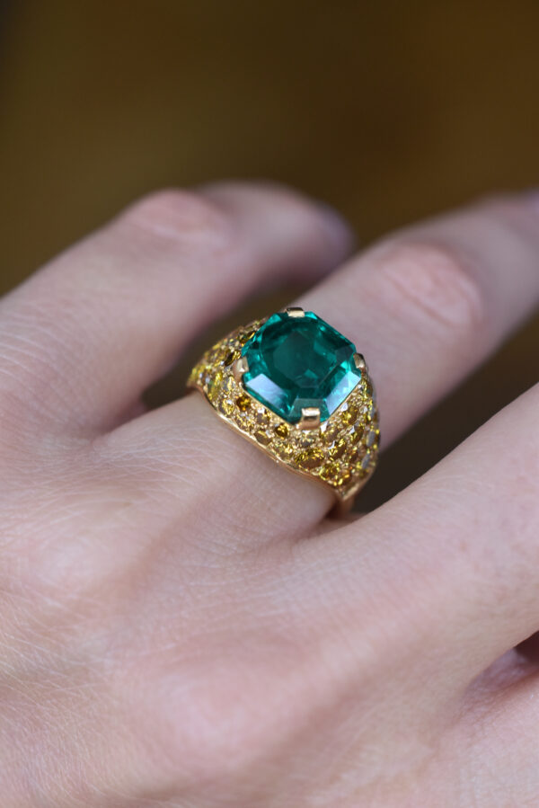 4.70ct Colombian Emerald and Fancy Yellow Diamond 18k Gold Ring - Image 5