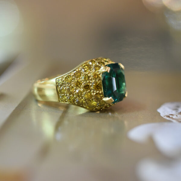 4.70ct Colombian Emerald and Fancy Yellow Diamond 18k Gold Ring - Image 4