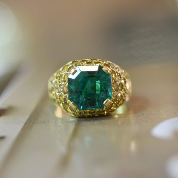 4.70ct Colombian Emerald and Fancy Yellow Diamond 18k Gold Ring - Image 6