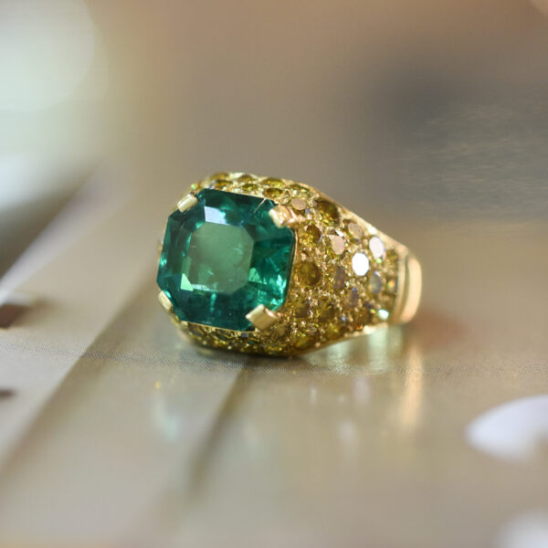 4.70ct Colombian Emerald and Fancy Yellow Diamond 18k Gold Ring - Image 2